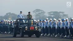 Panglima TNI Marsekal TNI Hadi Tjahjanto (kanan) memeriksa pasukan peserta upacara gelar Operasi Penegakan Ketertiban (Gaktib) dan Yustisi POM TNI Tahun 2019 di Lanud Halim Perdanakusuma, Jakarta, Jumat (8/2). (Merdeka.com/Imam Buhori)