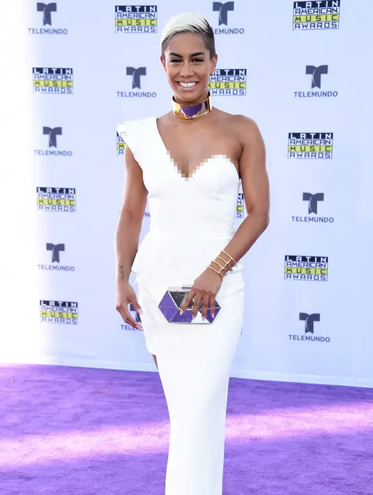 Sibley Scoles berpose saat tiba menghadiri Latin American Music Awards 2017 di Dolby Theatre di Los Angeles (26/10). (Photo by Richard Shotwell/Invision/AP)