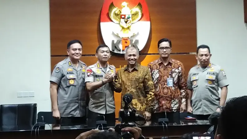 Kapolri, Jenderal Pol Idham Azis bertemu dengan Ketua KPK Agus Rahardjo, Senin (4/11/2019). (Liputan6.com/Ady Anugrahadi)