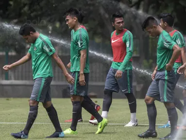 Para pemain Timnas Indonesia bersiap mengikuti latihan di Lapangan ABC Senayan, Jakarta, Selasa (16/1/2018). Pemusatan latihan ini dilakukan jelang Asian Games 2018. (Bola.com/Vitalis Yogi Trisna)