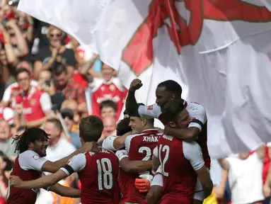 Para pemain Arsenal merayakan gelar Community Shield usai mengalahkan Chelsea melalui adu penalti di Stadion Wembley, London, Minggu (6/8/2017). Arsenal berhasil menang 4-1 melalui adu penalti atas Chelsea. (AFP/Daniel Leal-Olivas)