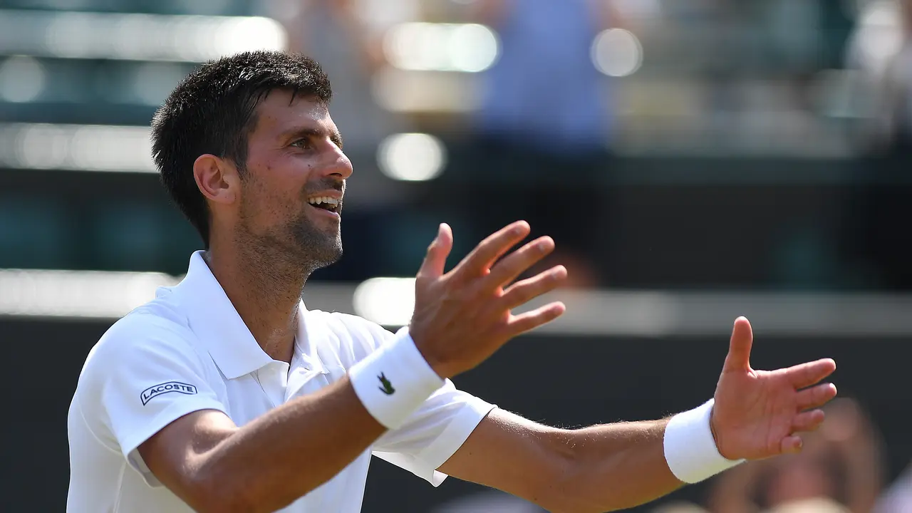 Petenis asal Serbia, Novak Djokovic, rayakan kemenangan atas Adam Pavlasek pada babak kedua Wimbledon 2017, Kamis (6/7/2017). Djokovic unggul 6-2, 6-2, 6-1.