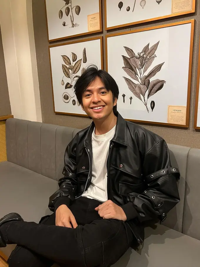 Inspirasi Outfit Diner Angga Yunanda Pakai Jaket Hitam, Punya Vibes Taehyung