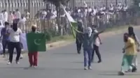 Muslim Kashmir dengan pasukan keamanan India terlibat bentrok