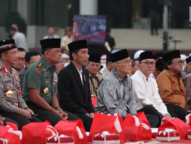 Presiden Joko Widodo bersama Panglima TNI Jenderal Gatot Nurmantyo dan Kapolri Jenderal Tito Karnavian saat acara buka puasa bersama di Mabes TNI, Cilangkap, Jakarta Timur, Senin (19/6). (Liputan6.com/Angga Yuniar)