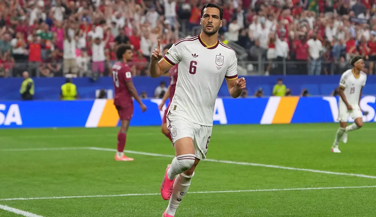Pemain Spanyol Mikel Merino merayakan gol pembuka timnya selama pertandingan sepak bola babak 16 besar Piala Dunia antara Portugal dan Spanyol di Arlington, Texas, dekat Dallas, Senin, 6 Juli 2026. (AP Photo/Julio Cortez)