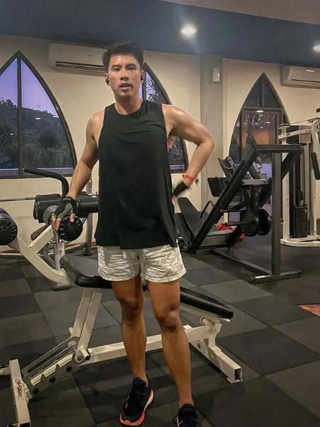 6 Potret Ricky Cuaca saat Fitness di Gym, Rahasia Sukses Turun 38 Kg