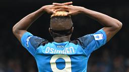 Gestur kekecewaan dari pemain Napoli, Victor Osimhen, setelah Napoli ditahan imbang 1-1 oleh Salernitana dalam pertandingan lanjutan pekan ke-32 yang berlangsung di Stadion Diego Armando Maradona, Minggu (30/4/2023). Napoli yang hanya butuh tiga poin untuk mengunci gelar Scudetto, kini harus rela bersabar untuk meraih gelar bergengsi tersebut. (AFP/Filippo Monteforte)