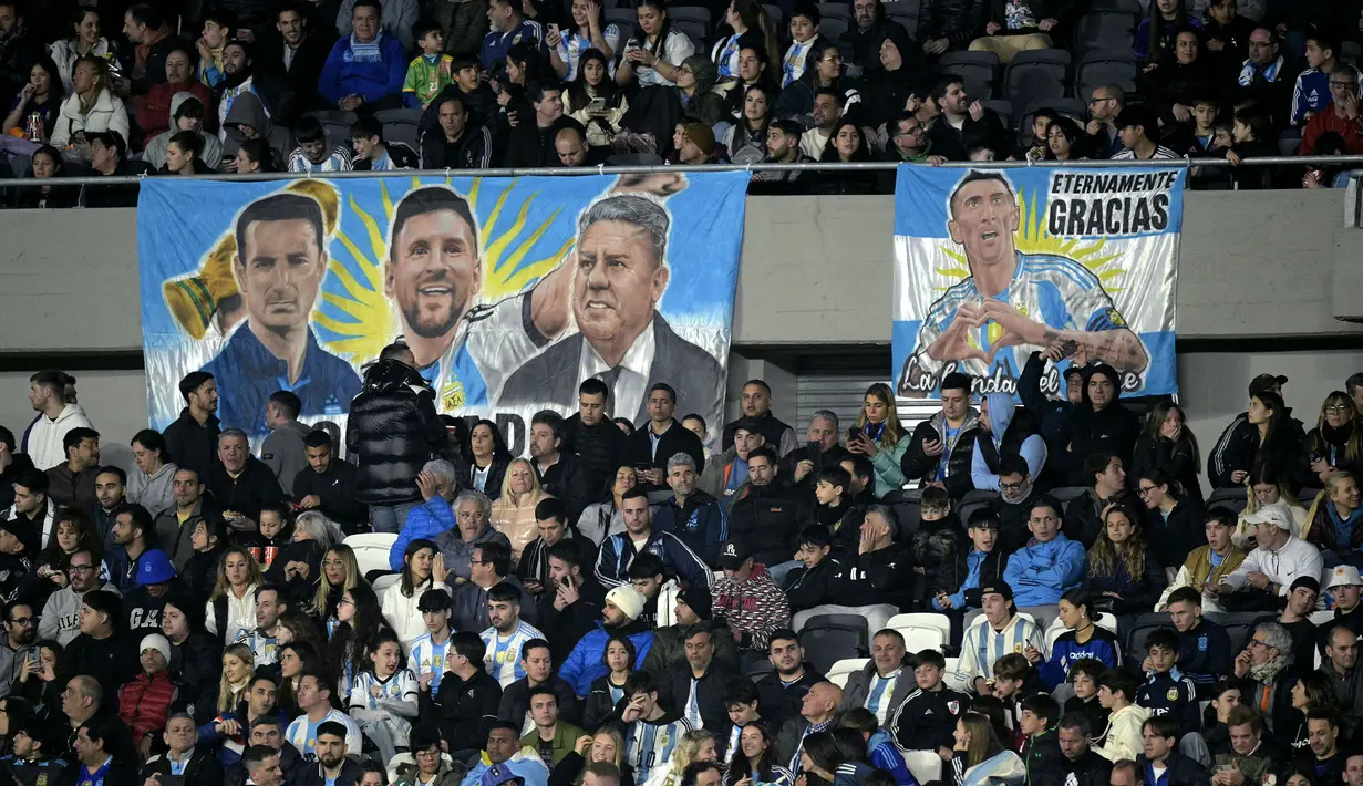 Poster pemain Argentina, Angel Di Maria terbentang di tribune penonton saat acara perpisahannya dengan timnas Argentina sebelum pertandingan kualifikasi Piala Dunia 2026 melawan Chile di stadion Mas Monumental, Buenos Aires, Argentina, Jumat (06/09/2024) WIB. (AFP/Juan Mabromata)