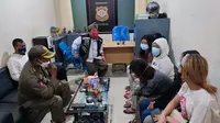 Satpol PP Kota Depok mengamankan sejumlah pasangan mesum hingga waria saat menggelar operasi pekat di sejumlah lokasi di wilayah Kota Depok. (Istimewa)