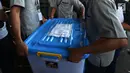 Petugas KPU mengirimkan alat bukti ke Mahkamah Konstitusi (MK), Jakarta, Rabu (12/6/2019). Alat-alat bukti ini akan dijadikan modal bagi KPU untuk menjawab gugatan sengketa perselisihan hasil pemilihan umum (PHPU) yang diajukan paslon 02 Prabowo Subianto-Sandiaga Uno. (merdeka.com/Imam Buhori)