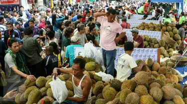 Pengunjung memilih durian di acara Durian Fair 2016 di Blok M Square, Jakarta, Sabtu (27/2). Dalam acara ini, pengunjung bisa menemukan sekitar 20 jenis durian unggul dari berbagai daerah di Jawa Tengah dan Jawa Barat. (Liputan6.com/Yoppy Renato)