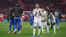 Kekalahan ini menjadi pukulan telak bagi Real Madrid yang harus angkat koper di babak perempat final, hanya kedua kalinya dalam 14 musim terakhir. Tampak dalam foto, gelandang Real Madrid asal Argentina, Franco Mastuantono (tengah), menyapa para penggemar setelah berakhirnya pertandingan leg kedua perempat final Liga Champions 2025/2026 melawan FC Bayern Munchen di Allianz Arena, Jerman Selatan, pada Rabu 15 April 2026 waktu setempat atau Kamis (16/4/2026) dini hari WIB. (Karl-Josef HILDENBRAND/AFP)