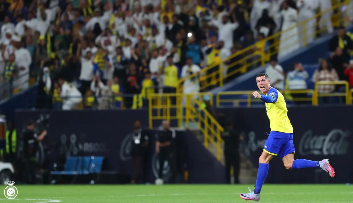 Pemain Al-Nassr, Cristiano Ronaldo melakukan selebrasi setelah mencetak gol penyeimbang 1-1 ke gawang Abha melalui eksekusi tendangan bebas pada laga pekan ke-21 Liga Pro Arab Saudi 2022/2023 di Mrsool Park, Riyadh, Minggu (19/03/2023) WIB. Laga dimenangkan oleh Al-Nassr dengan skor 2-1. (Twitter/@AlNassrFC)