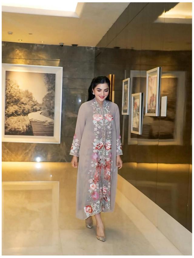 6 Potret Outfit Kebaya Ashanty di Kondangan Teman Kuliah, Inspirasi Gaya Elegan
