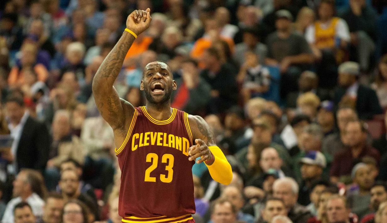 Bintang Cleveland Cavaliers, LeBron James memimpin teman-temannya menang atas Sacramento Kings 120-111 di Sleep Train Arena.  (Mandatory Credit: Ed Szczepanski-USA TODAY Sports)