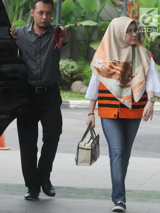 Hakim Pengadilan Negeri Tangerang Wahyu Widya Nurfitri berjalan menuju ruang pemeriksaan di gedung KPK, Jakarta, Selasa (24/4). Wahyu Widya diperiksa untuk melengkapi berkas terkait suap sengketa Tanah di PN Tangerang. (Merdeka.com/Dwi Narwoko)