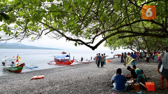 Para wisatawan menikmati indahnya pemandangan laut selat Bali di destinasi wisata Grand Watudodol Banyuwangi (Hermawan Arifianto/Liputan6.com)