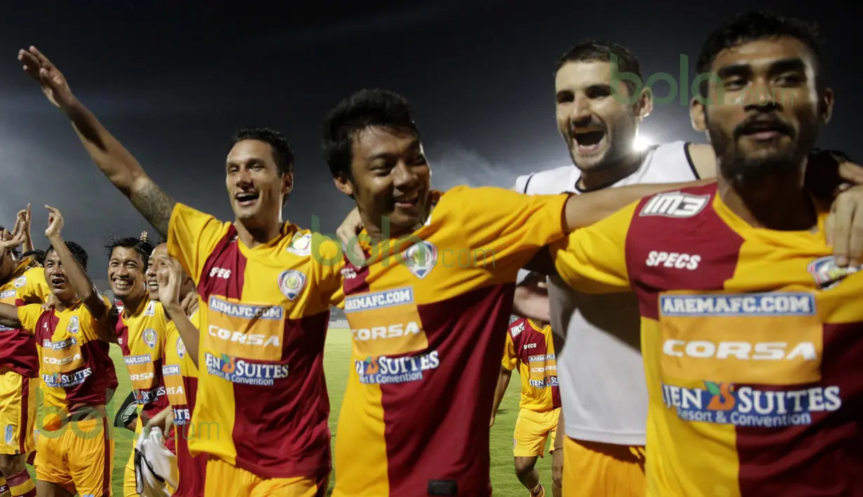 Selebrasi kemenangan Raphael Maitimo, Hamka Hamzah, dkk usai Arema Cronus mengalahkan Persib Bandung di turnamen sepak bola Bali Island 2016 di Stadion Kapten I Wayan Dipta, Gianyar, Bali Selasa (23/2/2016). (Bola.com/Peksi Cahyo)