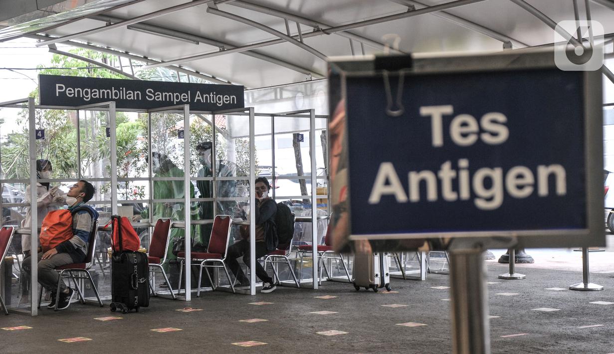 Calon penumpang melakukan tes antigen di Stasiun Pasar Senen, Jakarta, Senin (3/1/2022). PT KAI (Persero) menurunkan tarif tes antigen di stasiun bagi penumpang KA jarak jauh menjadi Rp35 ribu dari harga sebelumnya Rp45 ribu sebagai bentuk peningkatan pelayanan. (merdeka.com/Iqbal S. Nugroho)