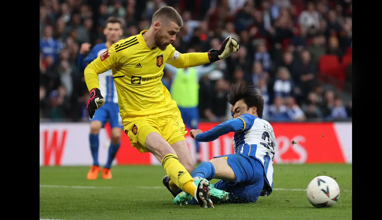 <p>Penjaga gawang Manchester United, David de Gea (kiri), berhasil menggagalkan tendangan dari pemain Brighton, Kaoru Mitoma, dalam pertandingan pertandingan lanjutan Liga Inggris 2022/2023 yang berlangsung di Wembley Stadium, Minggu(23/4/2023). (AFP/Adrian Dennis)</p>