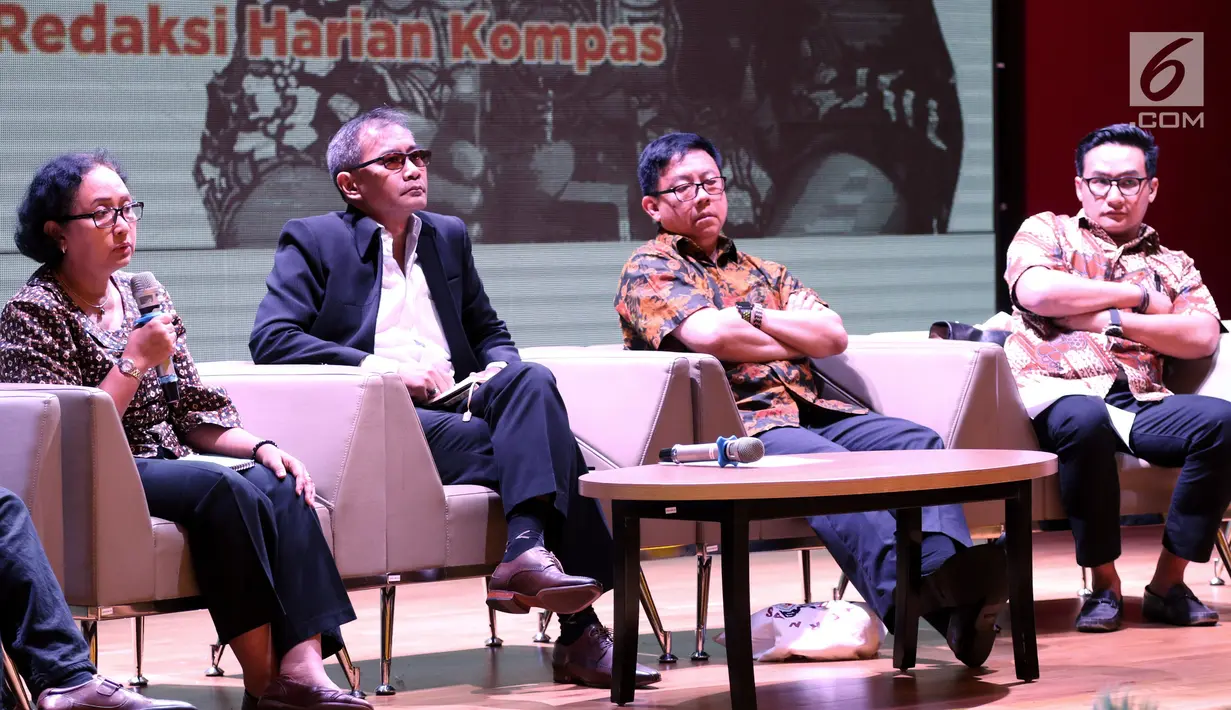 Pemimpin Redaksi Kompas, Ninuk Mardiana Pambudy menjadi pembicara dalam Konferensi Rakernas AMSI (Asosiasi Media Siber Indonesia) 2019 di Jakarta, Jumat (1/3). Konferensi itu membahas tema 'Regulasi  dan Transformasi Media'. (Liputan6com/Johan Tallo)