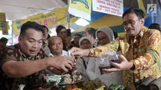 Plt Gubernur DKI Jakarta, Djarot Saiful Hidayat saat membeli jajanan takjil di pasar Benhil, Jakarta, Jumat (2/6). Djarot meninjau pasar takjil Benhil serta membeli aneka makanan takjil tradisional. (Liputan6.com/Yoppy Renato)