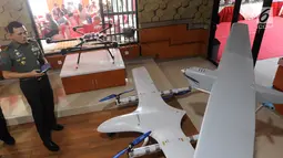 Prajurit TNI menjajal drone saat pelatihan drone bagi prajuritnya di PT Farmindo Inovasi Teknologi, Sentul, Bogor, Jawa Barat, (19/4). Pabrik tersebut diresmikan sebagai pabrik drone pertama di Indonesia. (Merdeka.com/Arie Basuki)