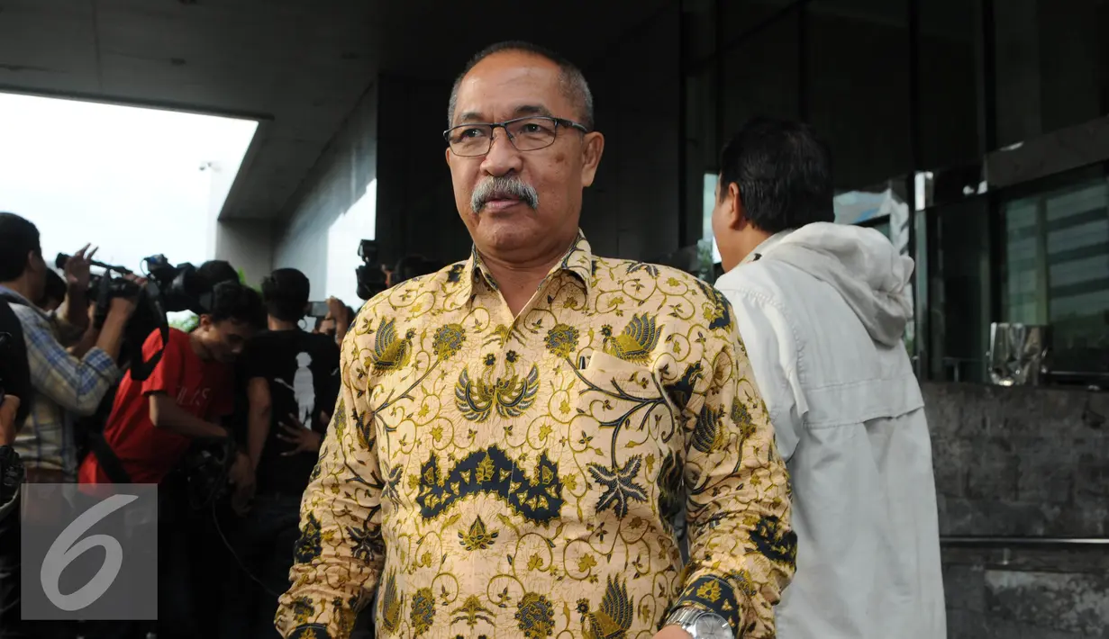 Hakim PN Jakarta Utara Jootje Sampaleng meninggalkan Gedung KPK usai menjalani pemeriksaan, Jakarta, Jumat (22/7). Sebanyak empat Hakim PN Jakarta Utara diperiksa sebagai saksi atas tersangka Samsul Hidayatullah. (Liputan6.com/Helmi Afandi)