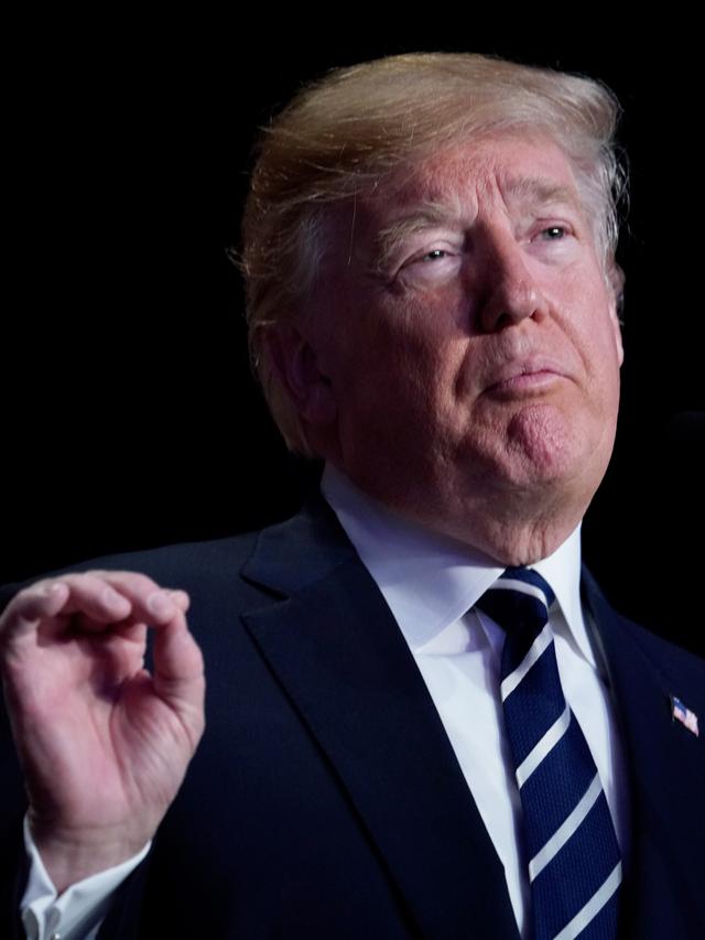 Ekspresi Donald Trump Saat Hadiri National Prayer Breakfast