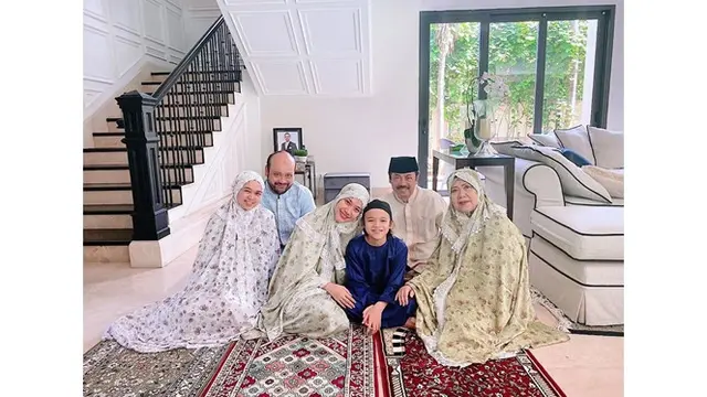 Kumpul Keluarga, Ini 6 Momen Haru BCL Ziarah ke Makam Ashraf hingga Rayakan Lebaran
