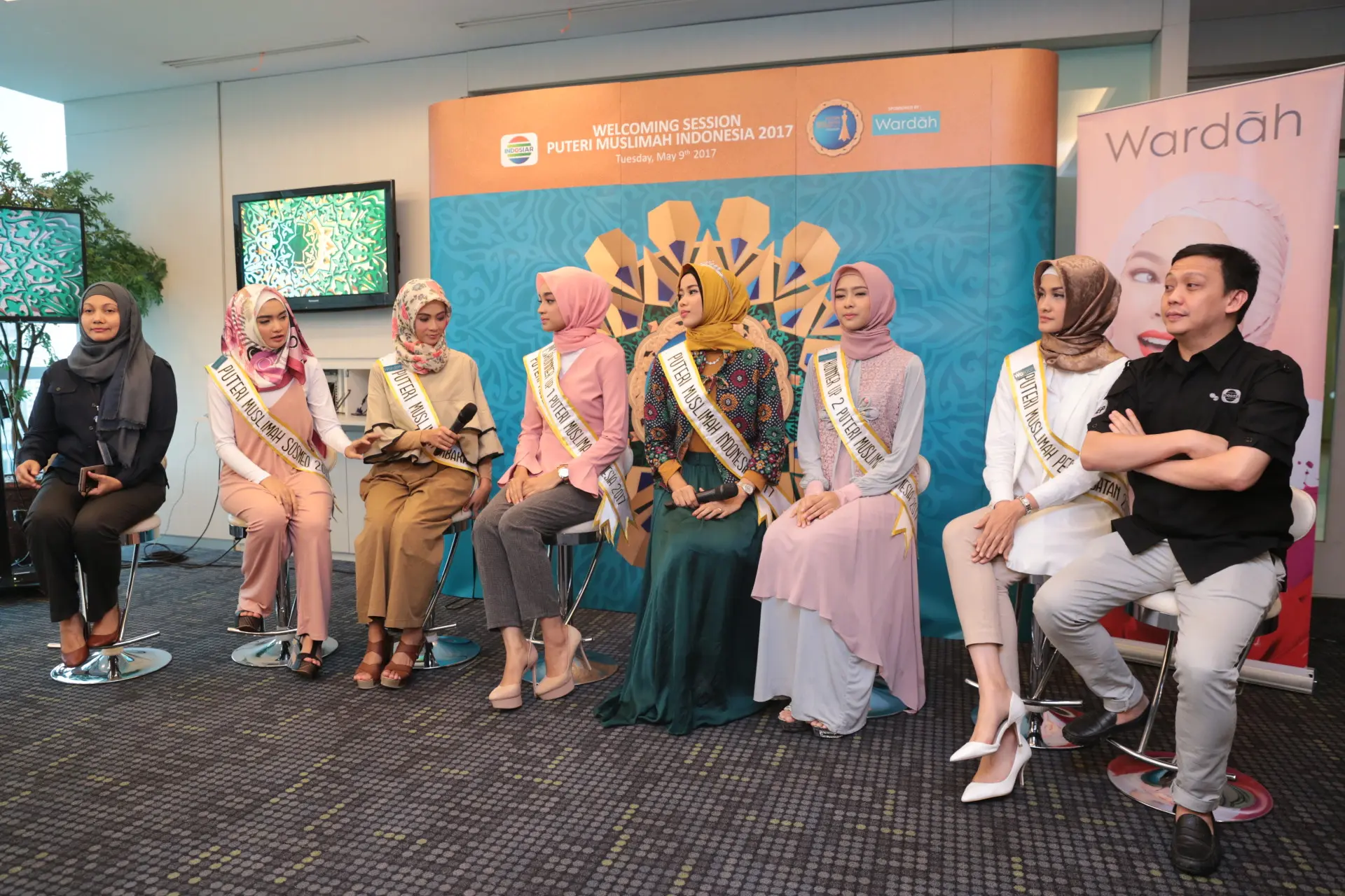 Para pemenang Puteri Muslimah Indonesia 2017 saat mengikuti acara welcoming session. (Adrian Putra/Bintang.com)