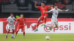 Pemain Persija Jakarta, Rizky Ridho (kiri) berebut bola dengan pemain Borneo FC, Felipe Cadenazzi dalam pertandingan pekan ketujuh BRI Liga 1 2023/2024 yang berlangsung di Stadion Patriot Candrabhaga, Bekasi, Rabu (9/8/2023). (Bola.com/Bagaskara Lazuardi)
