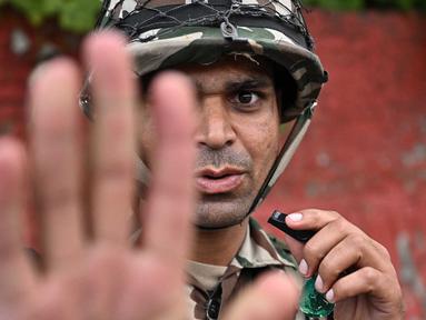 Personel militer memberi isyarat saat berjaga-jaga di sepanjang jalan selama jam malam yang diberlakukan untuk memulihkan ketertiban dan keamanan di Kathmandu, Nepal pada 12 September 2025. (Pedro Pardo/AFP)