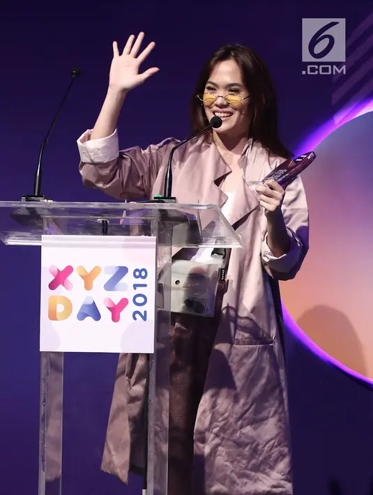 Musisi Sherly Sheinafia menyapa penonton saat memberi sambutan usai menerima penghargaan best creator for music saat acara XYZ Day 2018 di The Hall Senayan City, Jakarta, Rabu (25/4). (Liputan6.com/Herman Zakharia)