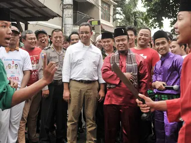 Cagub DKI Jakarta, Anies Baswedan disambut jawara palang pintu saat mengunjungi kawasan Menteng Dalam, Jakarta, Kamis (2/2). (Liputan6.com/Yoppy Renato)