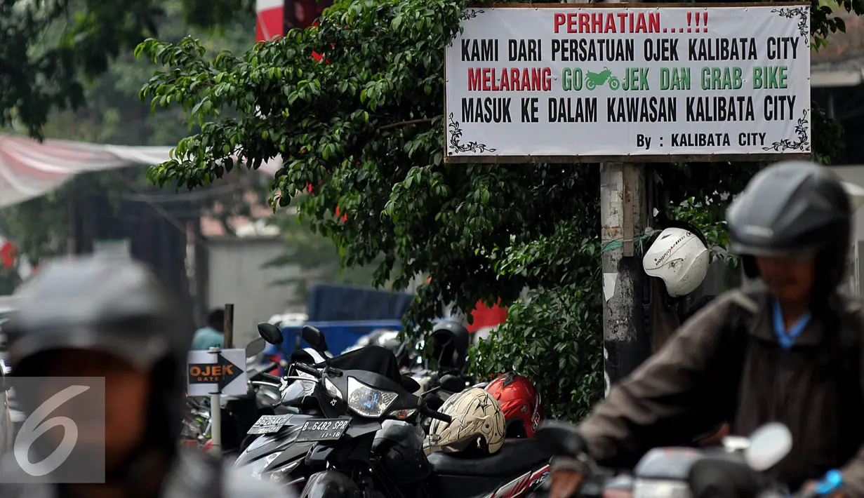 Persatuan Ojek Kalibata City sepakat melarang Go-Jek dan Grab Bike masuk ke dalam kawasan, Jakarta, Rabu (8/7/2015). Papan laranganpun dipasang sebagai bentuk penolakan. (Liputan6.com/JohanTallo)