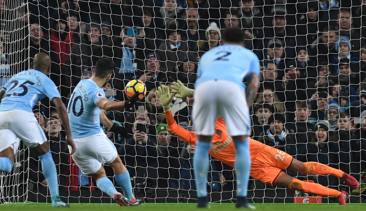 Aksi pemain Manchester City, Sergio Aguero mencetak gol lewat titik putih pada laga Premier League di Etihad Stadium, Manchester, (20/1/2018). Manchester City menang 3-1. (AFP/Paul Ellis)