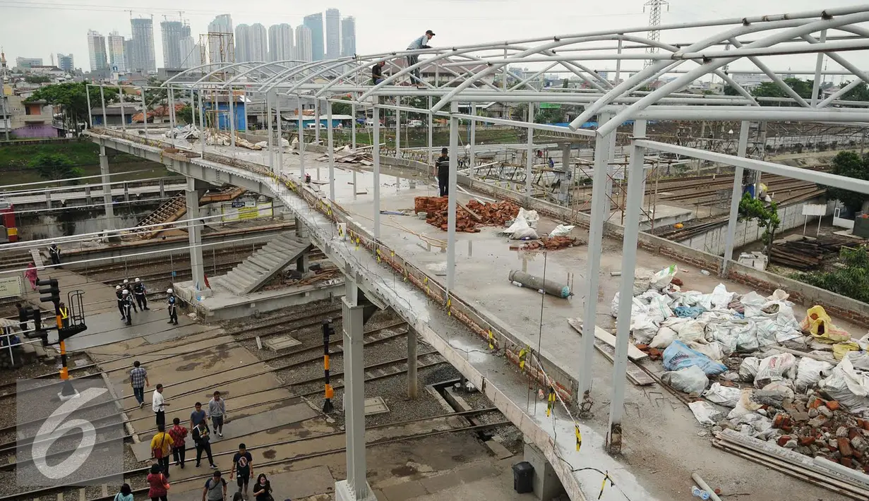 Pekerja menggarap proyek pembangunan jembatan penyeberangan orang (JPO) di Stasiun Tanah Abang, Jakarta, Jumat (30/9). (Liputan6.com/Gempur M Surya)