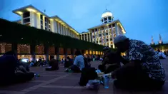 Umat muslim menikmati waktu berbuka puasa pada hari pertama Ramadan 1447 Hijriah di Masjid Istiqlal, Jakarta, Selasa (19/2/2026). (Kapanlagi.com/Budy Santoso)