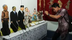 Wayang golek sejumlah tokoh negara dipamerkan dalam festival Wayang Goes To Campus di Balairung UI, Depok, (24/9/2014). (Liputan6.com/Helmi Fithriansyah)