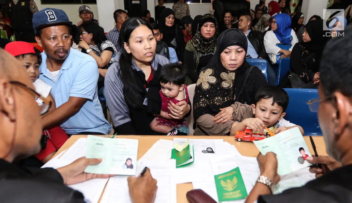WNI sedang diverifikasi data TKI oleh petugas BP3TKI Serang di Bandara Soekarno Hatta, Tangerang, Sabtu (10/06). Usai program amnesti dijalankan, pemerintah Arab Saudi akan memberlakukan razia WNA atau law enforcement (Liputan6.com/Fery Pradolo)