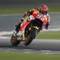 Persaingan ketat terjadi antara Marc Marquez (kanan) dan Valentino Rossi pada balapan MotoGP Qatar di Sirkuit Losail, Senin (21/3/2016) dini hari WIB. (AFP/Karim Jaafar)