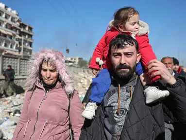 Warga lingkungan Sheikh Maqsud dievakuasi dari zona berbahaya oleh anggota pasukan keamanan pemerintah Suriah, di Aleppo pada Sabtu 10 Januari 2026. Gelombang evakuasi besar-besaran warga sipil dari lingkungan Sheikh Maqsoud dan Ashrafieh di Aleppo, Suriah, terus berlanjut. (OMAR HAJ KADOUR/AFP)
