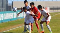Duel Laos vs Filipina di penyisihan Grup A Piala AFF U-19 2018 di Stadion Joko Samudro, Gresik, Senin (9/7/2018). (Bola.com/Zaidan Nazarul)