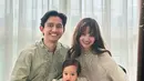 Sabrina Anggraini juga kompak dengan suami dan anaknya mengenakan baju lebaran nuansa hijau. Sabrina sendiri mengenakan inner manset hijan kerah tinggi dipadukan outer lace putih. [@sabrinaanggraini]