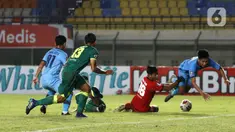 Penjaga gawang Persebaya Satria Tama Hardianto berusaha menghadang serangan pemain Persela Lamongan dalam pertandingan babak penyisihan Grup C Piala Menpora 2021 di Stadion Si Jalak Harupat, Bandung, Sabtu (3/4/2021). Laga berakhir 0-0. (Bola.com/Ikhwan Yanuar)