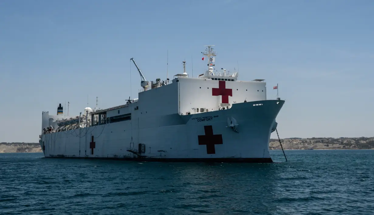 Kapal rumah sakit Angkatan Laut AS USNS Comfort berlabuh di pelabuhan Paita, wilayah Piura, Peru, 5 November 2018. Kapal, dengan awak hampir seribu orang itu, dilengkapi alat medis paling canggih, dokter dan perawat berlisensi. (ERNESTO BENAVIDES / AFP)