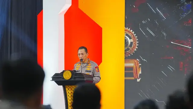 Kapolri Jenderal Listyo Sigit Prabowo saat meresmikan Slog Lab baru yang digunakan untuk mengecek dan memastikan kualitas seragam personel. (Liputan6.com/Rifqy)