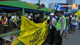 [FOTO] Tak Sesuai Aturan, Polisi Tertibkan Peserta Kampanye